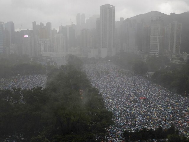 Počasie ich neodradilo, v Hongkongu protestovali takmer dva milióny ľudí
