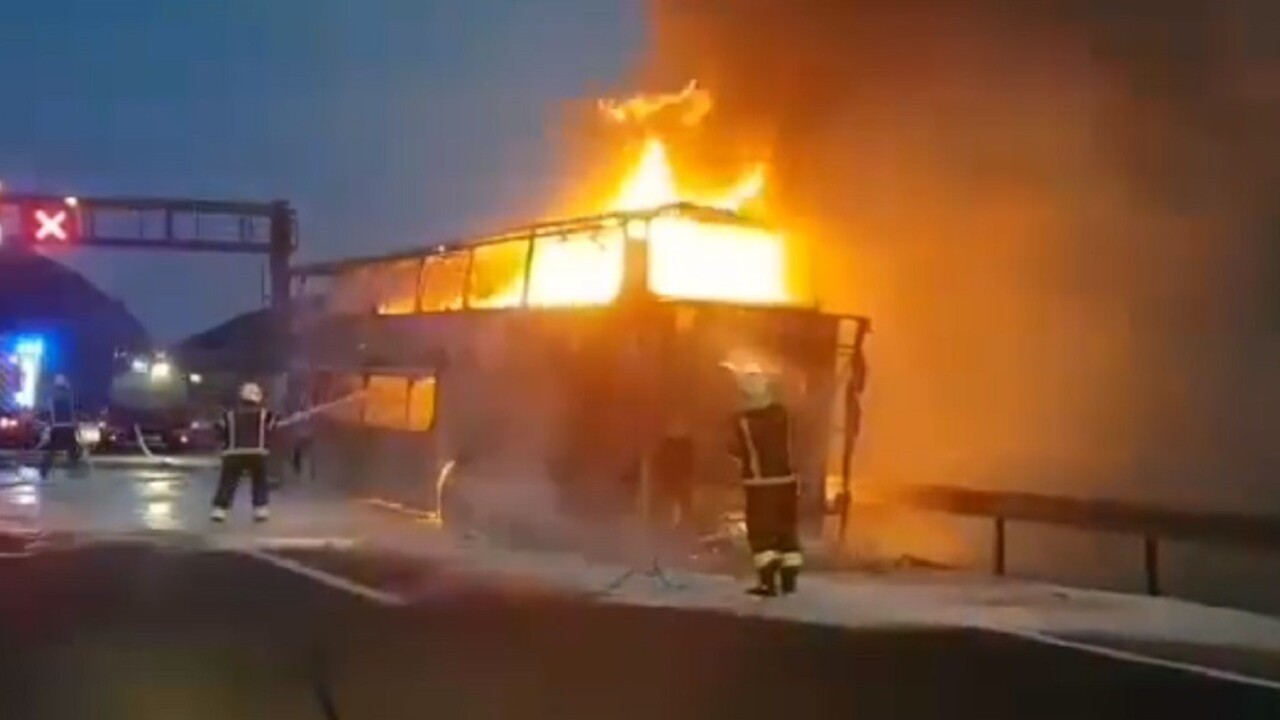 Český autobus zhorel na diaľnici, 49 turistov vyviazlo bez zranenia