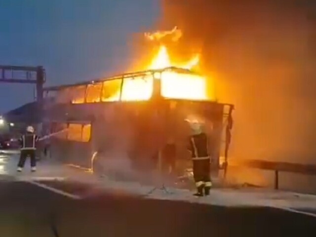 Český autobus zhorel na diaľnici, 49 turistov vyviazlo bez zranenia