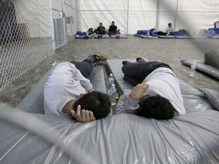 Zadržali ďalšie stovky migrantov, grécke tábory sú už preplnené