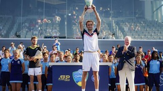Porazil Djokoviča a nakoniec sa stal aj víťazom. Medvedev vyhral ATP