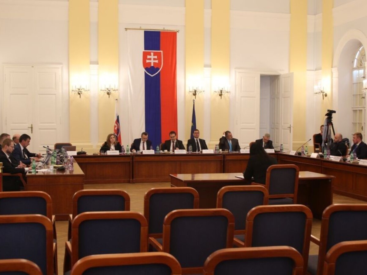Piata voľba sudcov sa blíži, záujem klesá. Kandidujú štyri osoby