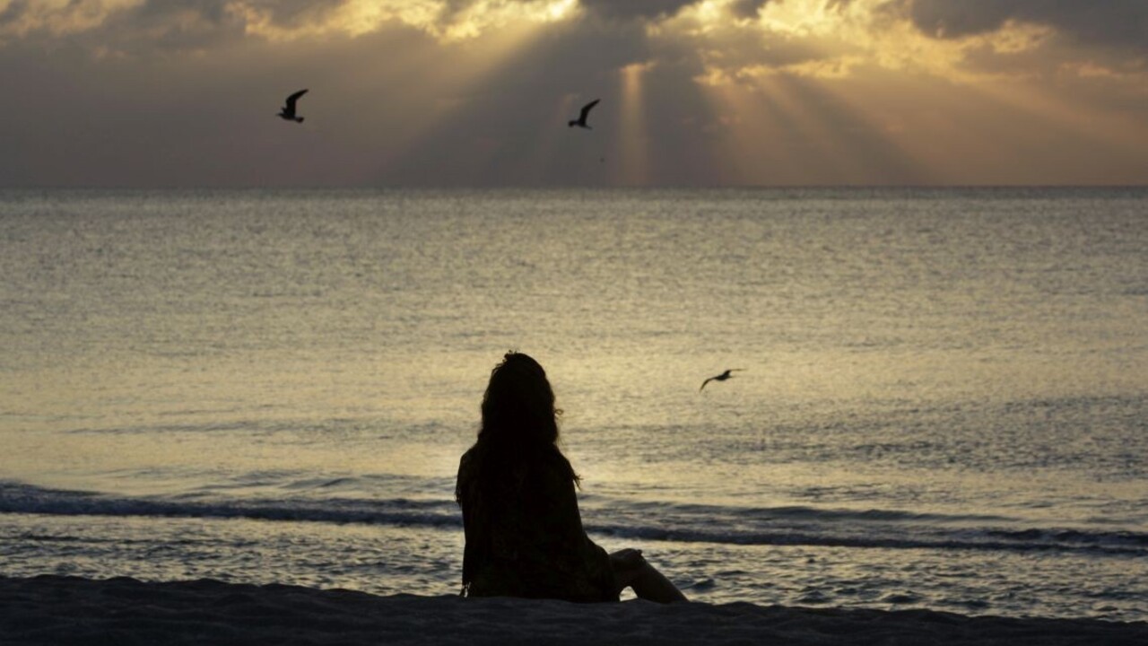 Turisti si zobrali piesok z pláže, hrozia im roky za mrežami