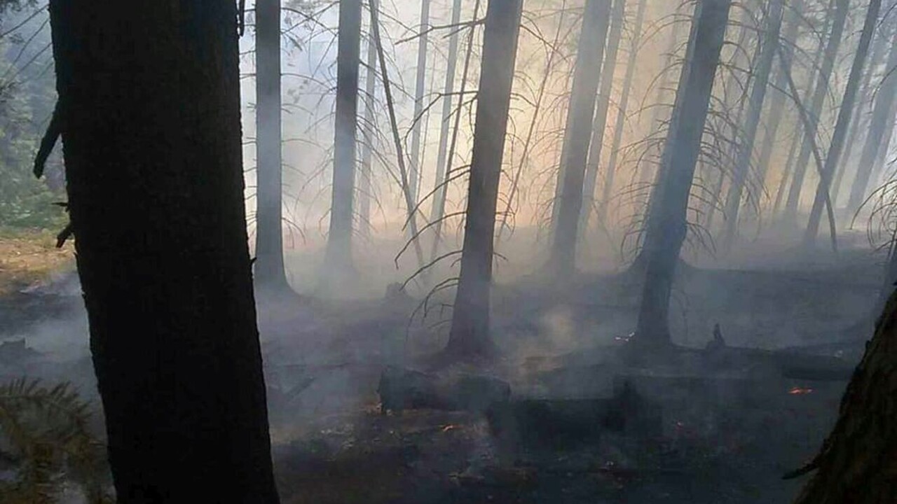 Na Spiši horí les, hasiči s technikou sa k nemu nevedia priblížiť