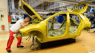 Nezamestnanosť sa napriek spomaleniu ekonomiky drží pod 5 %