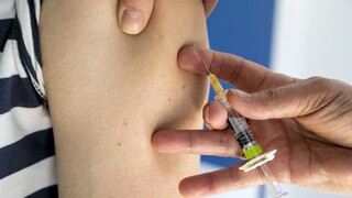 Schválili zmeny pri očkovaní, preukazoch detí i jednorazových plastoch