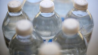 Výskum ukázal, či sú mikroplasty vo vode rizikom pre zdravie