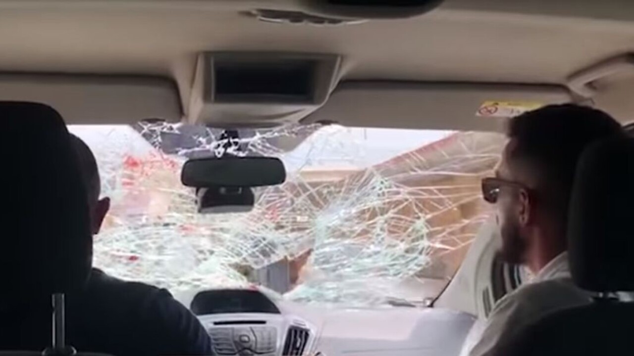 Albánec za jazdy vytrhával turistom čelné sklo. Trest ho neminul