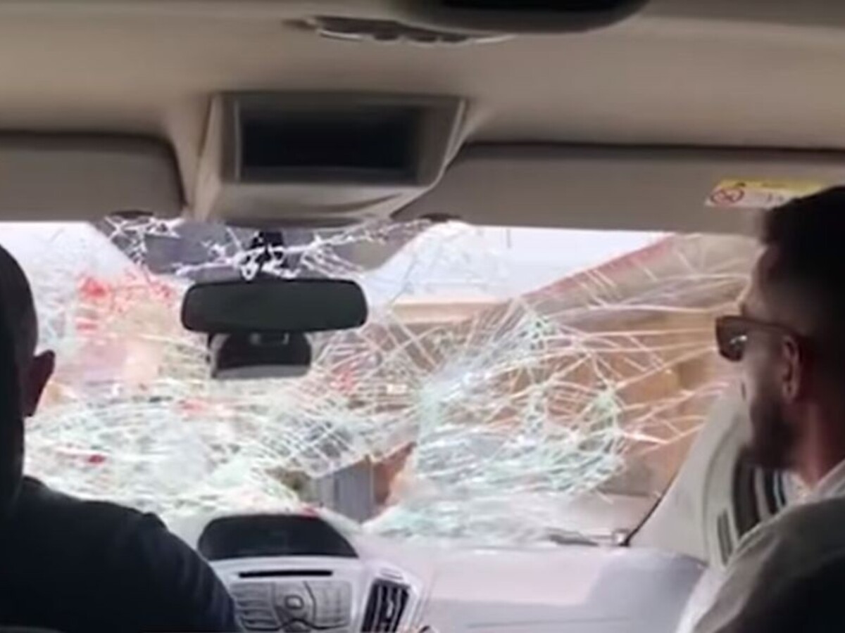 Albánec za jazdy vytrhával turistom čelné sklo. Trest ho neminul