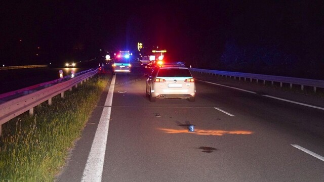 Žena sa v noci tackala po strede R2. Spôsobila dve nehody