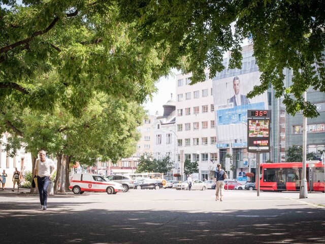 V hlavnom meste pribudli veľké oranžové kruhy. Informujú o zmene