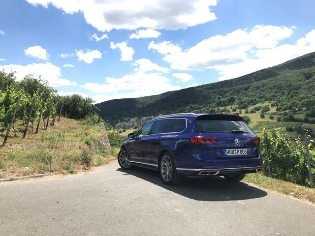 Volkswagen Passat facelift a Volvo V60 Cross Country