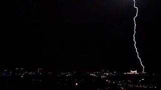 Blesk zasiahol aj stožiar pred NR SR. Čakajú nás ďalšie búrky