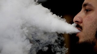V USA evidujú prvú smrť fajčiara e-cigariet, úrady náplne preveria