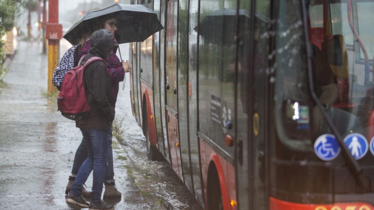 búrka autobus dážď zlé počasie dieťa (1140px) TASR/Jaroslav Novák