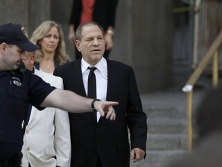 Nevinný, vyhlásil Weinstein na súde. Proces odložili