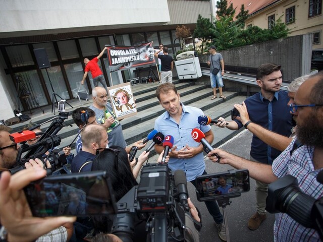 Matovič pokračoval v proteste pred rezortom, chce Jankovskej koniec