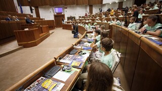 Prečo sa obedy zadarmo platia? Politici v NR SR čelili otázkam detí