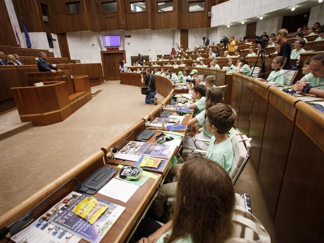 Prečo sa obedy zadarmo platia? Politici v NR SR čelili otázkam detí