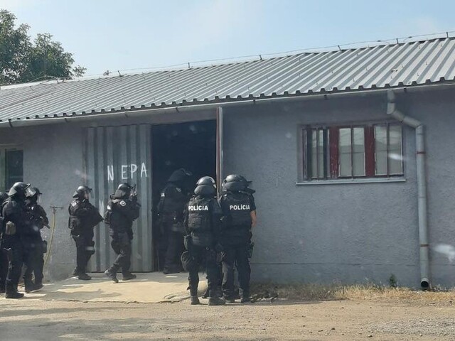 NAKA hľadala vydieračov, našla zbrane aj laboratórium