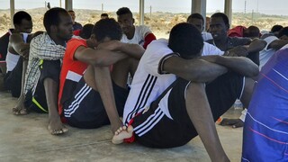 Pri pobreží Líbye sa prevrhla loď s migrantmi, obetí sú desiatky