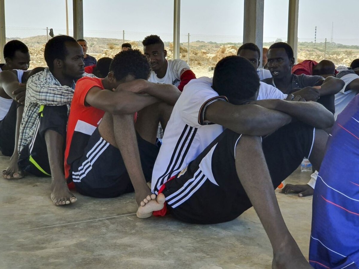 Pri pobreží Líbye sa prevrhla loď s migrantmi, obetí sú desiatky