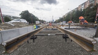 Vynovená električková trať v Karlovej Vsi v septembri nebude