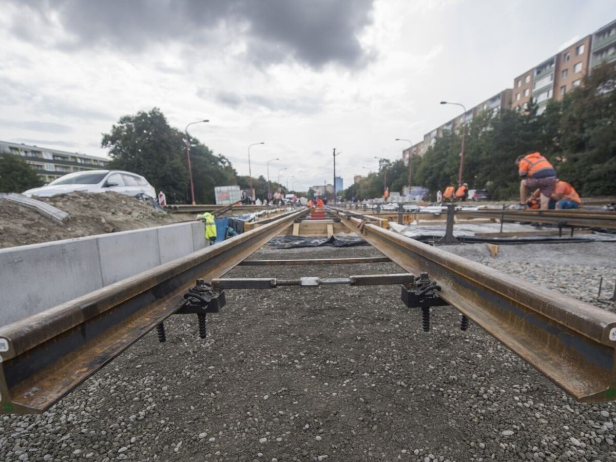 Vynovená električková trať v Karlovej Vsi v septembri nebude