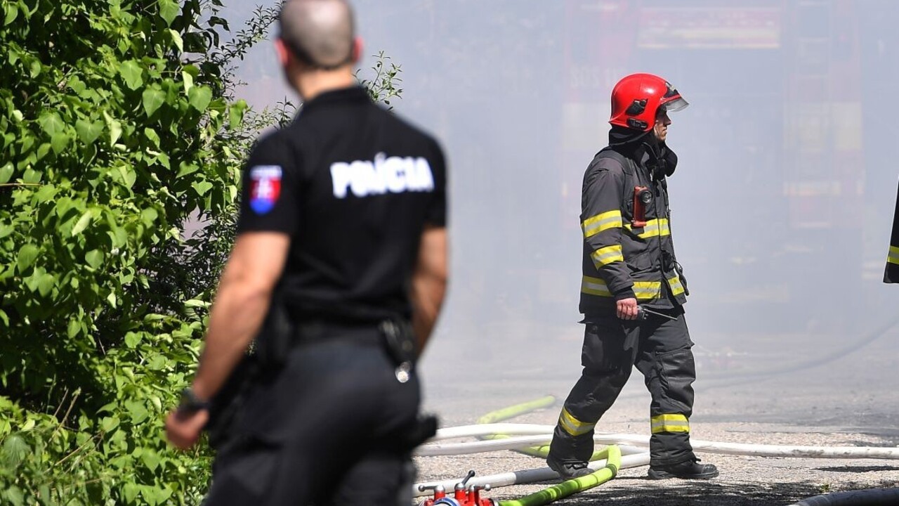 Chceme rovnaké platy, žiadajú policajní a hasičskí odborári spolu so ZVJS