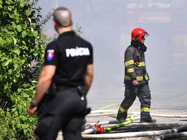 Chceme rovnaké platy, žiadajú policajní a hasičskí odborári spolu so ZVJS