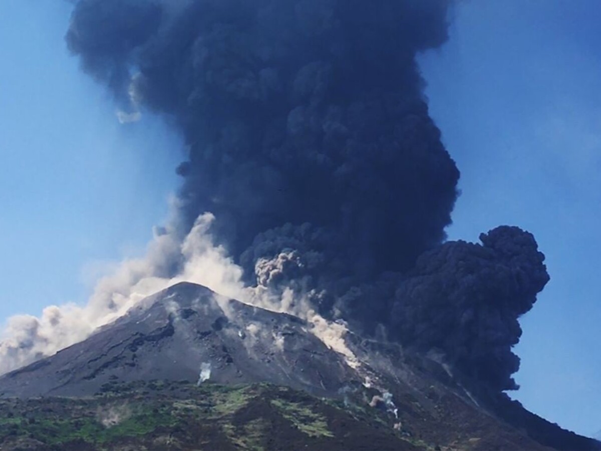 Silná explózia sopky Stromboli pri Sicílii vystrašila turistov