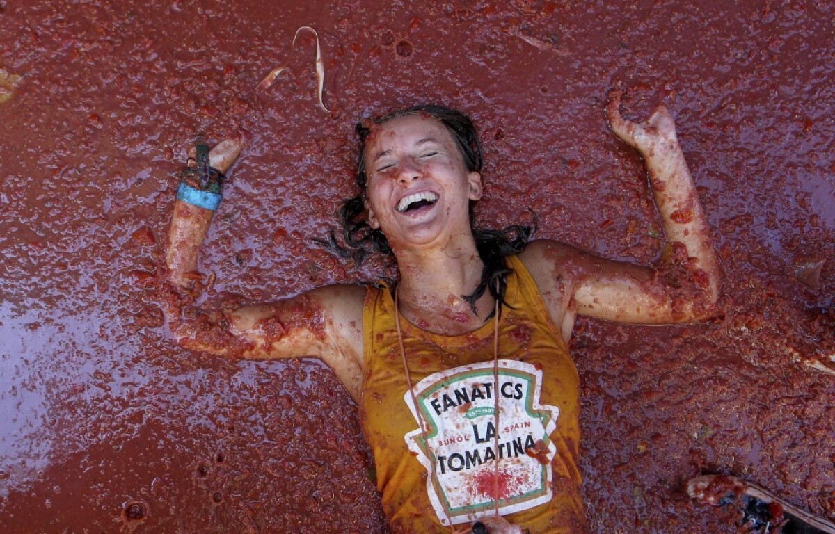 spain-tomato-fight-84507-c92ba7392dd04d10a425abf158d82468_6901f08a.jpg