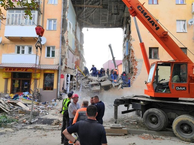Explózia premenila bytovku na trosky, z Ukrajiny hlásia mŕtvych