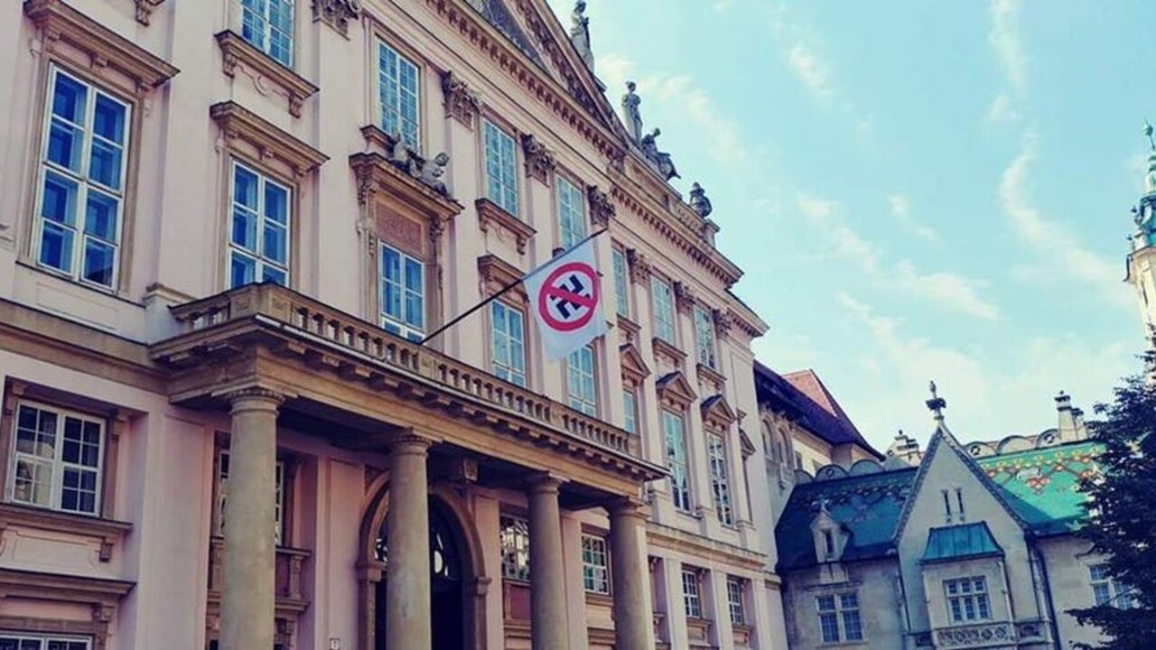 Primátor Bratislavy sa hlási k odkazu SNP antifašistickou vlajkou