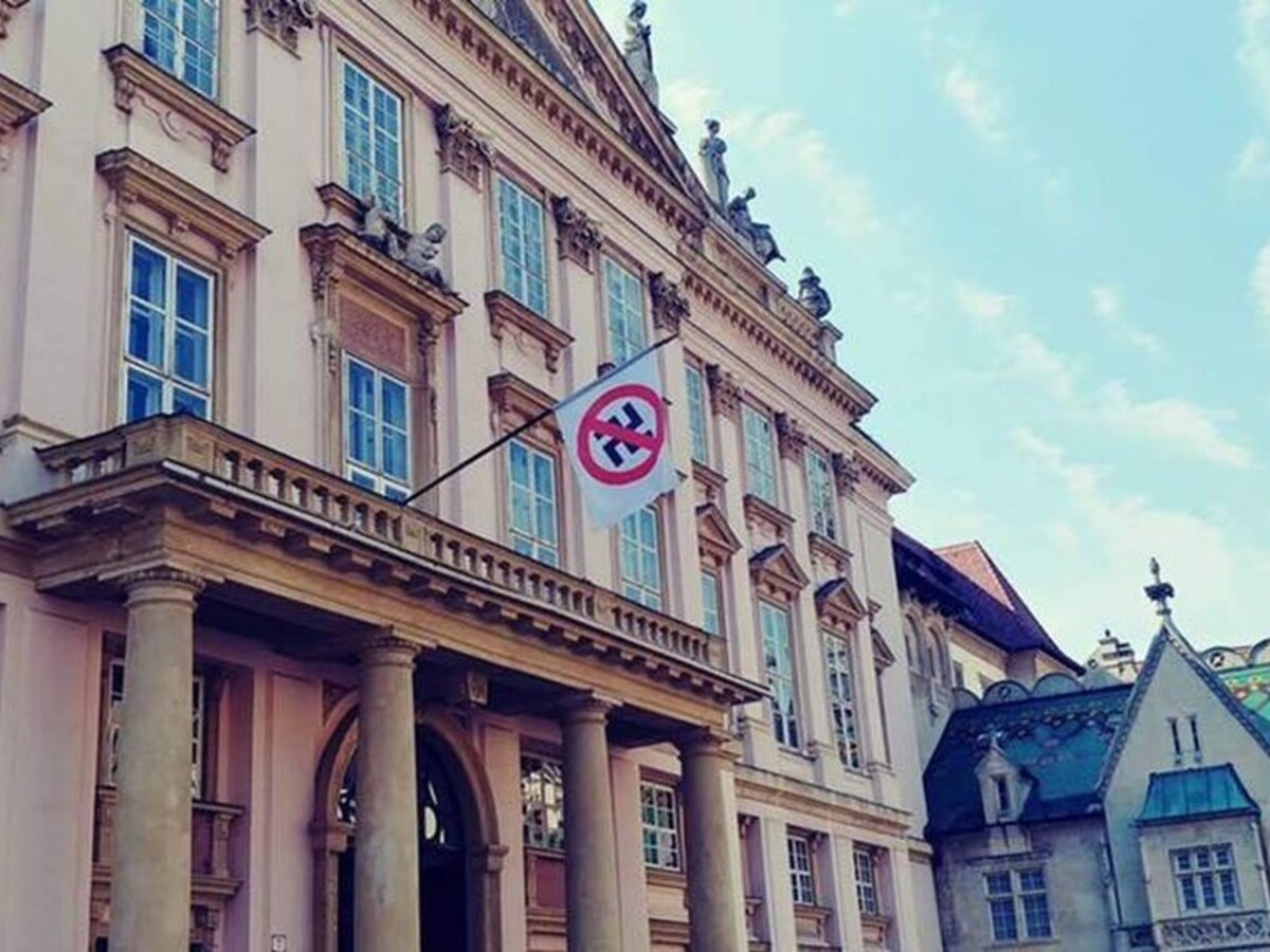 Primátor Bratislavy sa hlási k odkazu SNP antifašistickou vlajkou