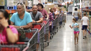 Ľudia sa pripravujú na evakuáciu, hurikán Dorian zosilnel