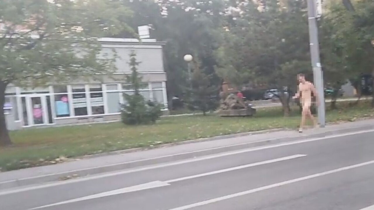 Odhodil zábrany aj oblečenie. Po Bratislave chodil nahý muž