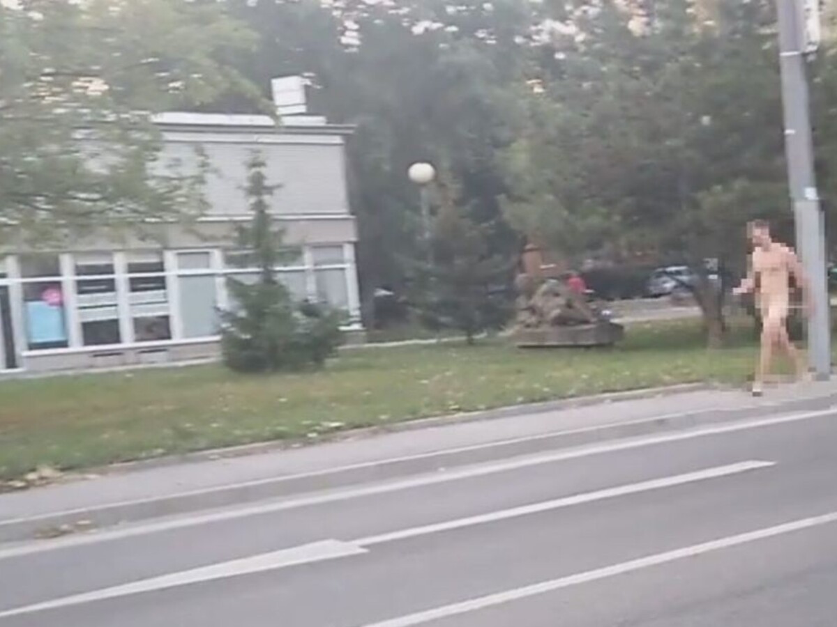 Odhodil zábrany aj oblečenie. Po Bratislave chodil nahý muž