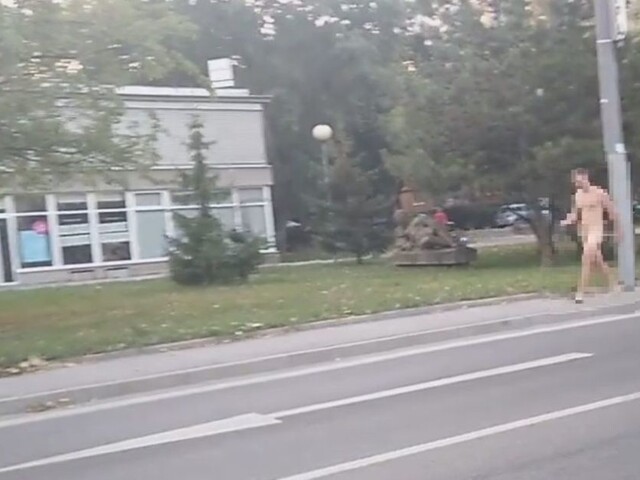Odhodil zábrany aj oblečenie. Po Bratislave chodil nahý muž