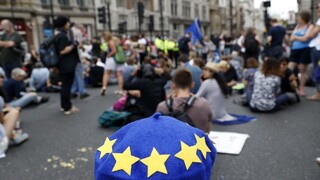 Nejde iba o brexit, ohrozená je demokracia. Zdôrazňujú demonštranti