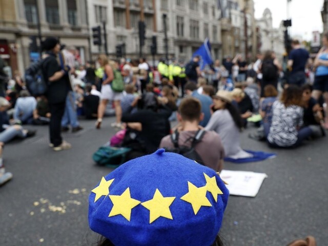 Nejde iba o brexit, ohrozená je demokracia. Zdôrazňujú demonštranti
