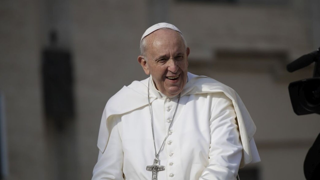 Pápež meškal na modlitbu. Ľudí požiadal o potlesk pre hasičov