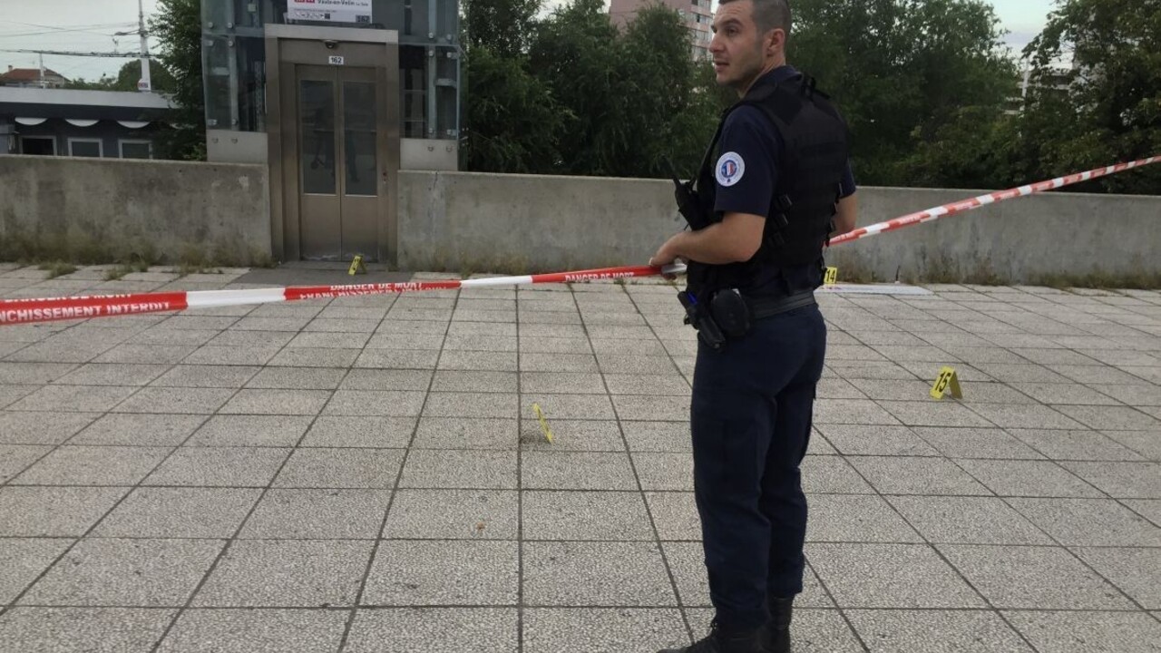 Útočník, ktorý napadol ľudí nožom, vypovedal pred políciou