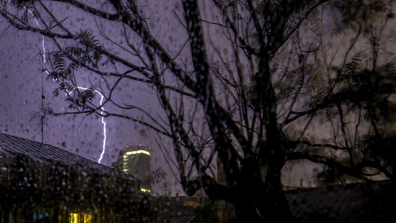 Čakajú nás dažde a búrky. Na východe varujú aj pred horúčavami