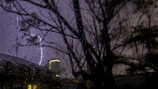 Čakajú nás dažde a búrky. Na východe varujú aj pred horúčavami