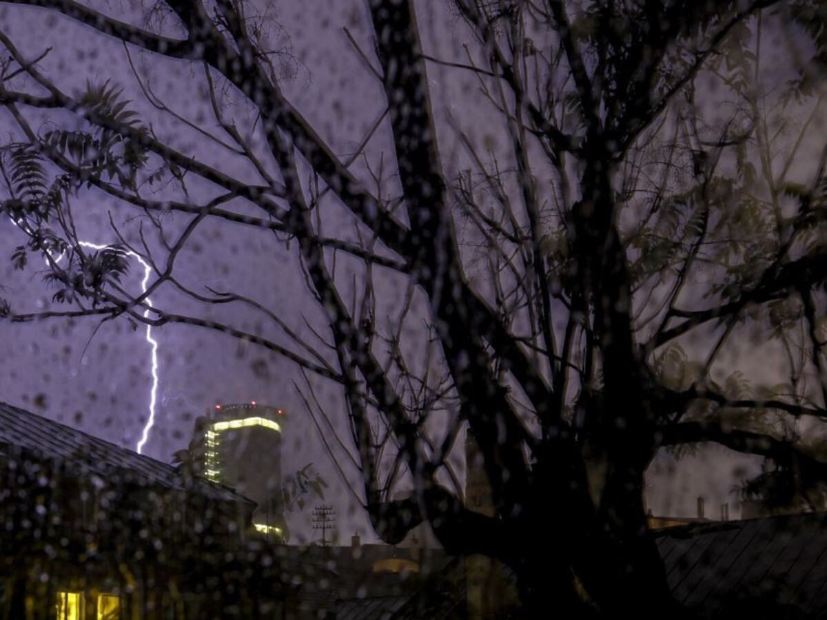 Čakajú nás dažde a búrky. Na východe varujú aj pred horúčavami