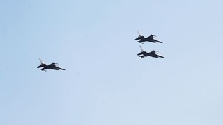 Vybrali skupinku, ktorá sa naučí lietať na nových stíhačkách F-16
