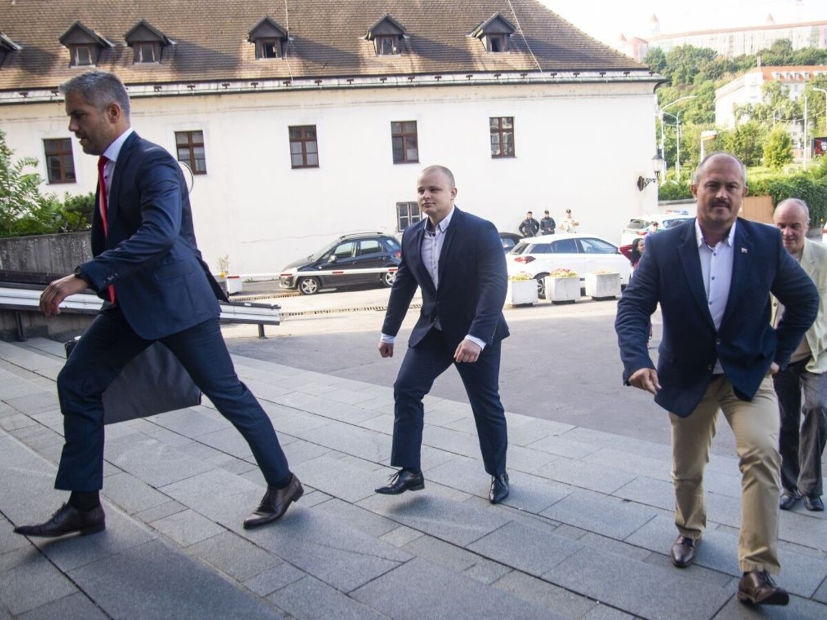 Mazurek musel skončiť v parlamente, zvýšili mu aj pokutu
