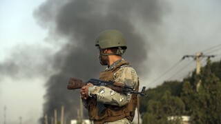 Talibovia zaútočili na komplex so stovkami cudzincov, hlásia mŕtvych