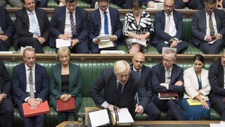 Ďalší odklad? Johnson stratil väčšinu a prehral kľúčové hlasovanie